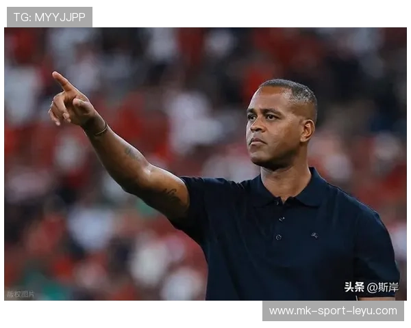 球场奇迹：全能球员在友谊赛中崭露头角，赢得教练厚望